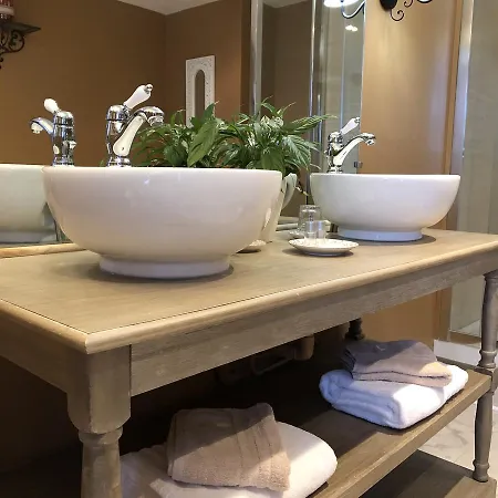 Enclos De L'eveche Bed & Breakfast 4*
