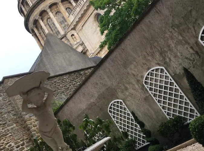 Enclos De L'eveche Bed & Breakfast